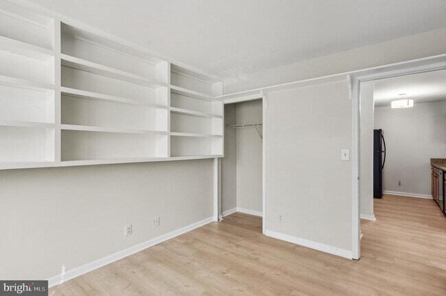 Building Photo - 240 S Reynolds St