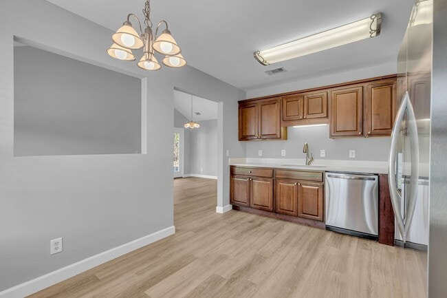 Building Photo - 525 Rushing St