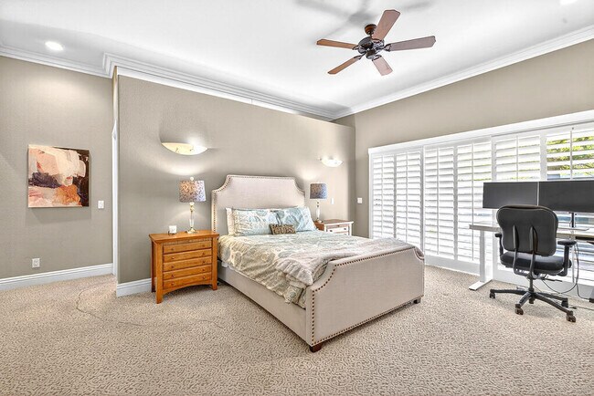 Building Photo - 10 Colonial Dr