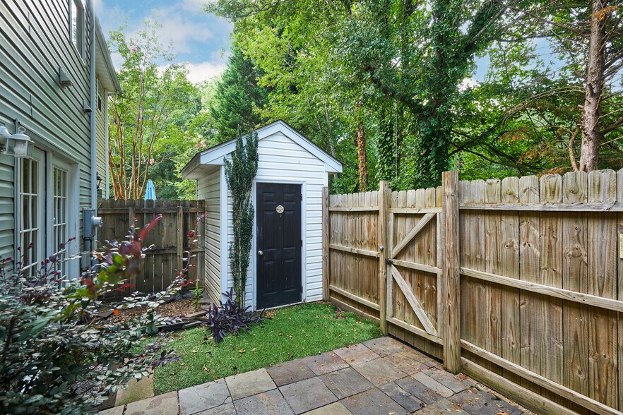 Building Photo - 420 Canewood Pl