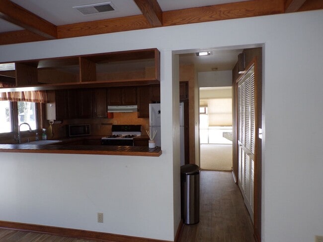 Building Photo - Light-Filled Home in Ideal Traverse City Neighborhood