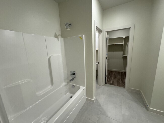 Building Photo - Luxury 3 Bedroom 2 Bathroom Duplex with 2 Car Garage in Bethany, Ok (ALL appliances included)