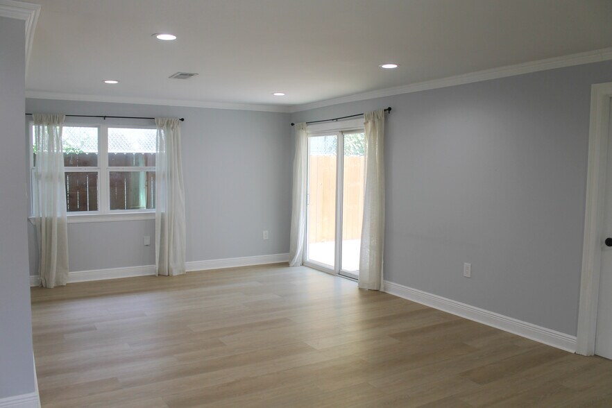 Building Photo - 2133 Generes Dr