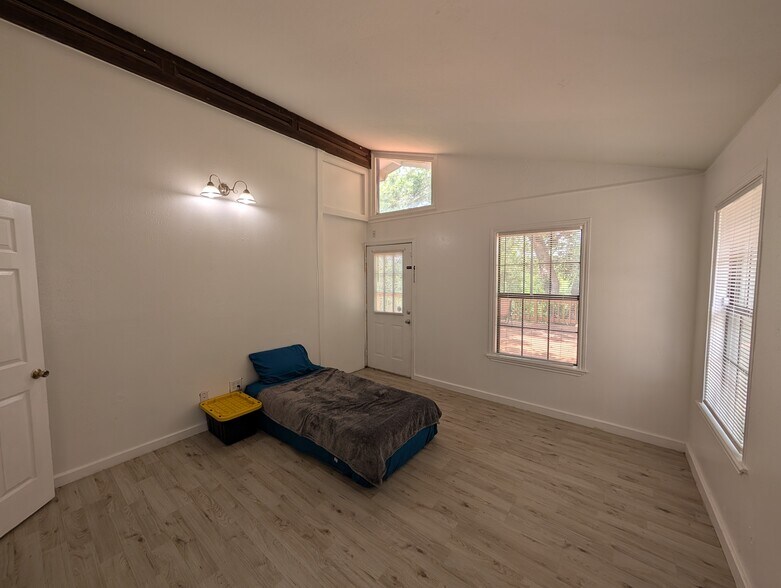 Building Photo - 18120 River Timber Dr