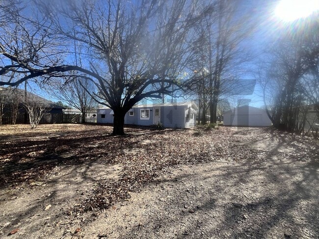 Building Photo - Cozy 2-bedroom, 1.5-bathroom home