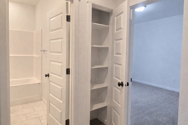 Building Photo - 3 bed/2 bath in the up and coming West Richland area