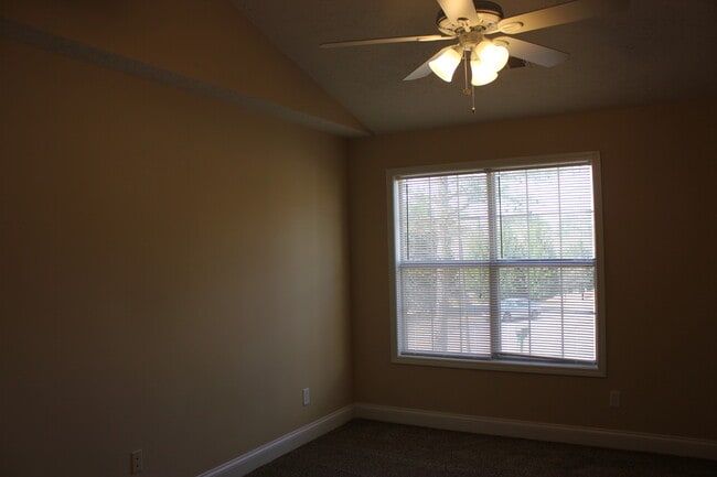 Building Photo - Beautiful 3 Bed, 2 Bath in Sought Out Area