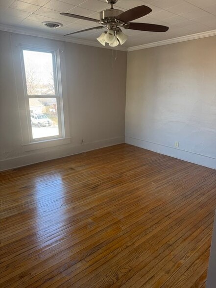 Building Photo - 403 W 6th St