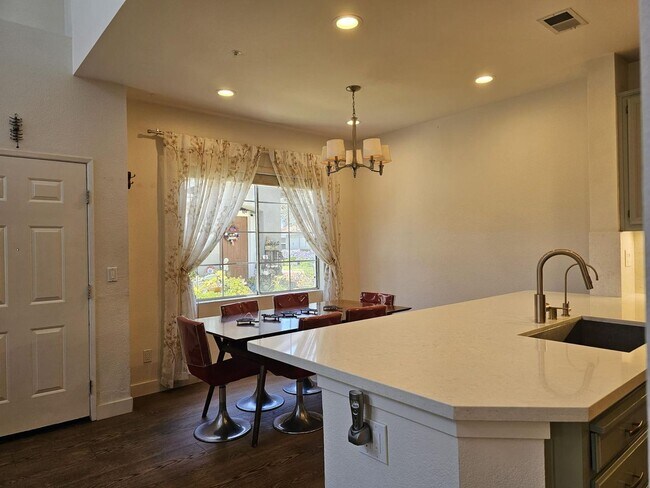 Building Photo - Modern 3BD/3BA Townhouse in Prime Union Ci...