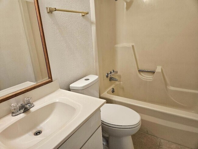 Building Photo - 1511 W Mesa Park Dr