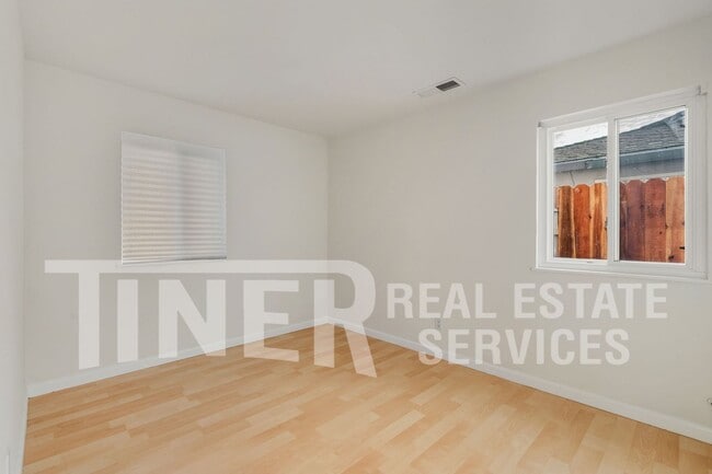 Building Photo - 1309 Shadowglen Rd