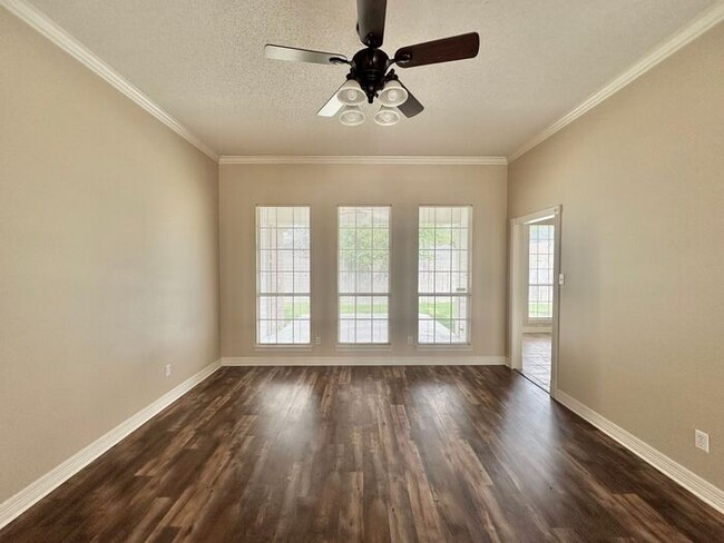 Building Photo - Stunning 3-Bedroom Home in Prime South Tyl...