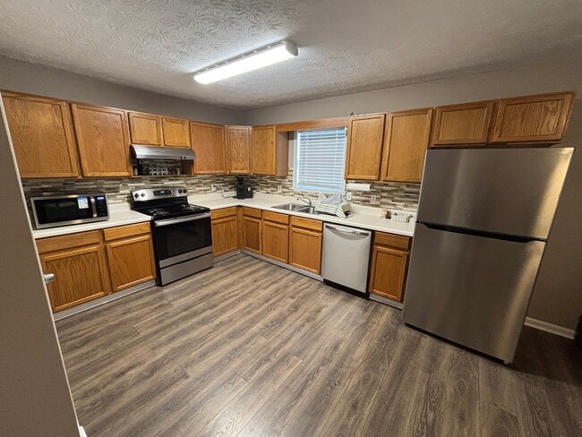 Building Photo - 608 Lakeview Dr