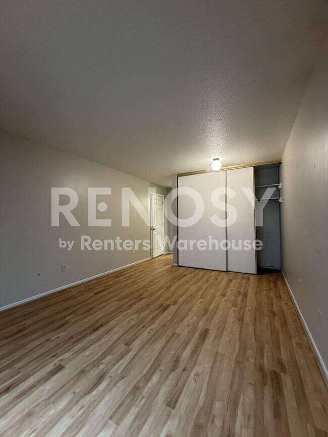 Building Photo - Available Now 2 bedroom 1.5 bath Condo in St. Louis Park