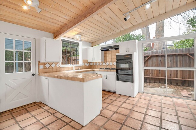 Building Photo - Stunning Woodland Hills Pool Home – South ...