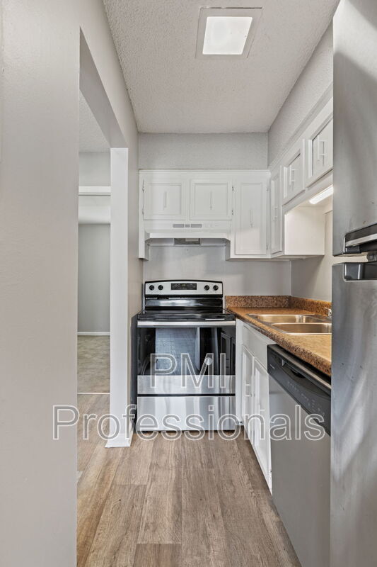 Building Photo - 800 Anderson Ln