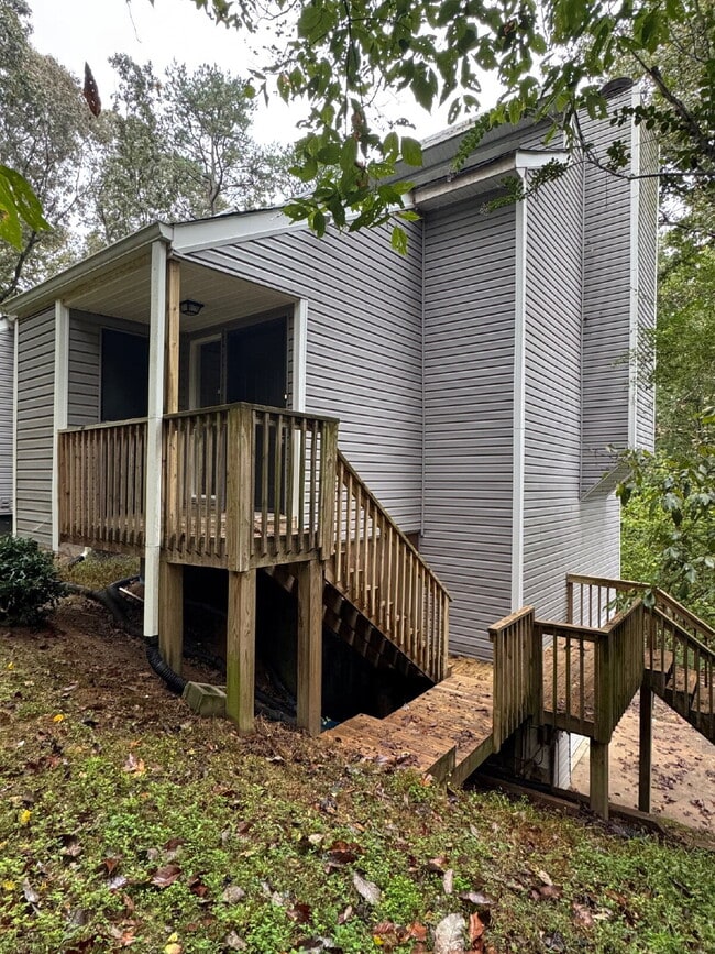 Building Photo - Completely Renovated Duplex with Garage Av...
