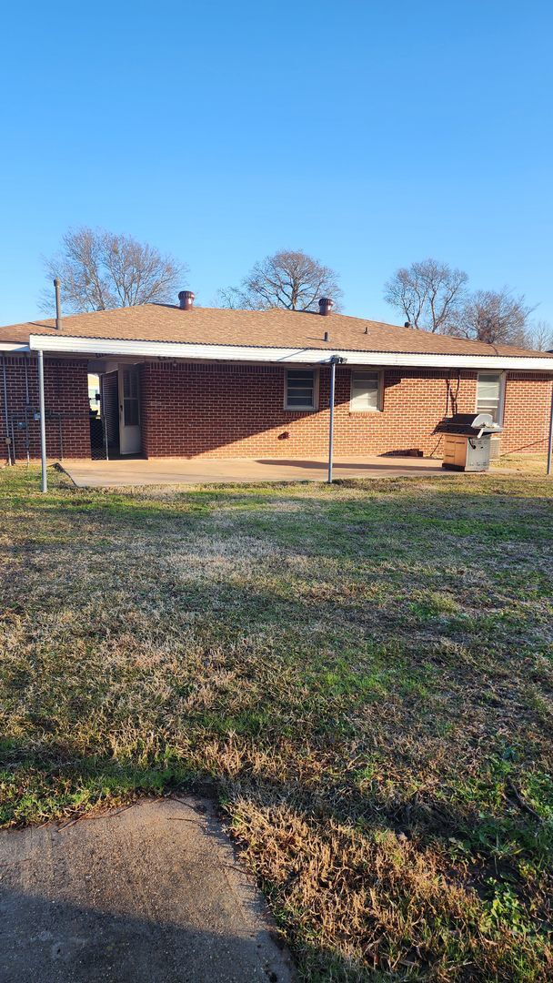 Building Photo - 3228 Sarah St