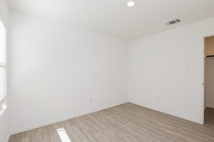 Building Photo - 2726 Robles St