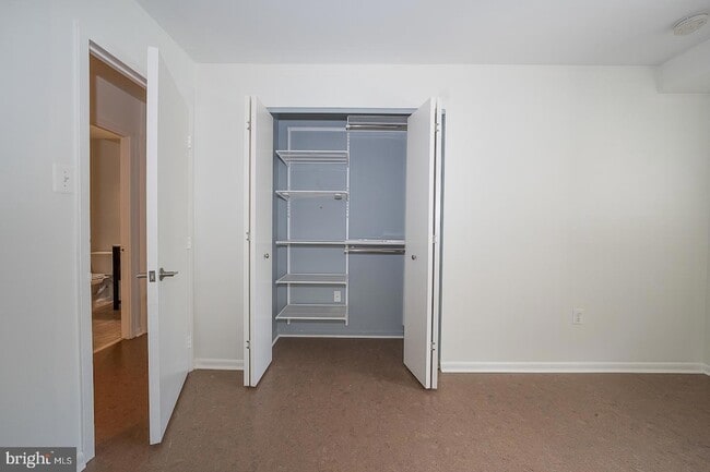 Building Photo - 1640 Oakwood Dr