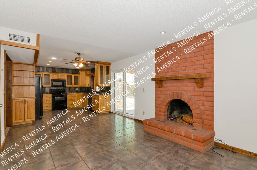 Building Photo - 7868 N Soledad Ave
