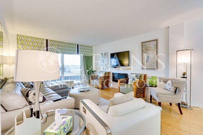 Building Photo - 2 bedrooms, 1 bath Condo located near the World's Most Famous Beach