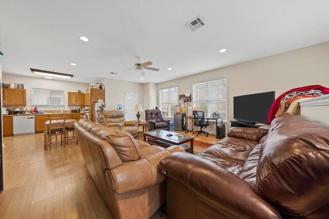 Building Photo - 1425 James Ave