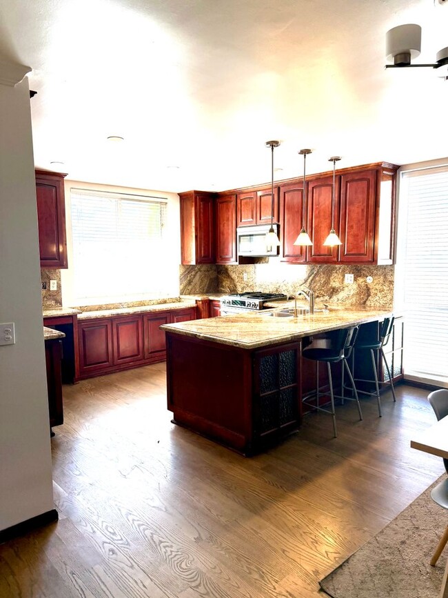 Building Photo - Townhome for Lease in Desirable Encino!