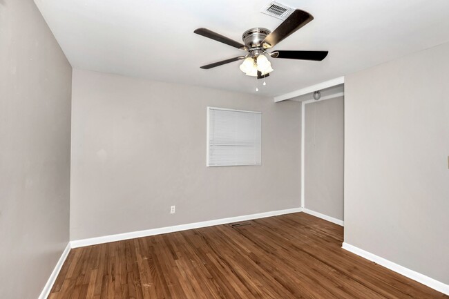 Building Photo - 1707 Buena Vista Cir SE