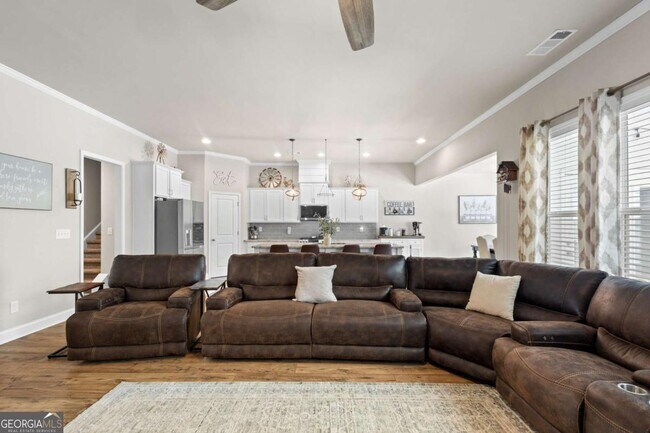 Building Photo - 2121 Charmond Dr