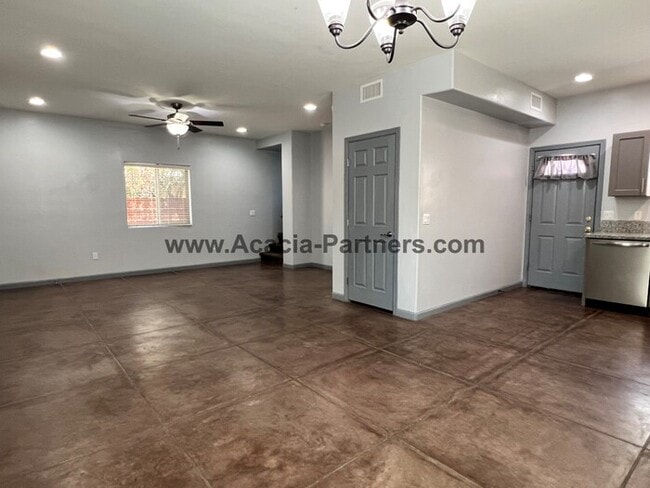Building Photo - Newer Two Bedroom Town Homes
