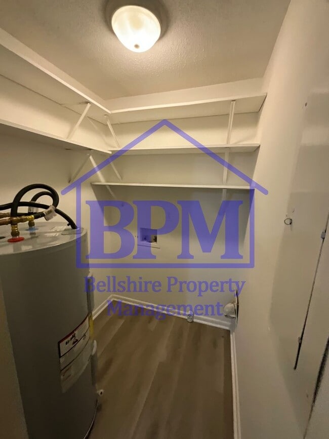 Building Photo - Charming 3 Bed, 1 Bath Home on Falcon Dr –...