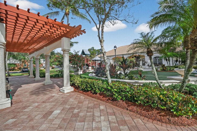 Building Photo - 3202 Myrtlewood Cir E