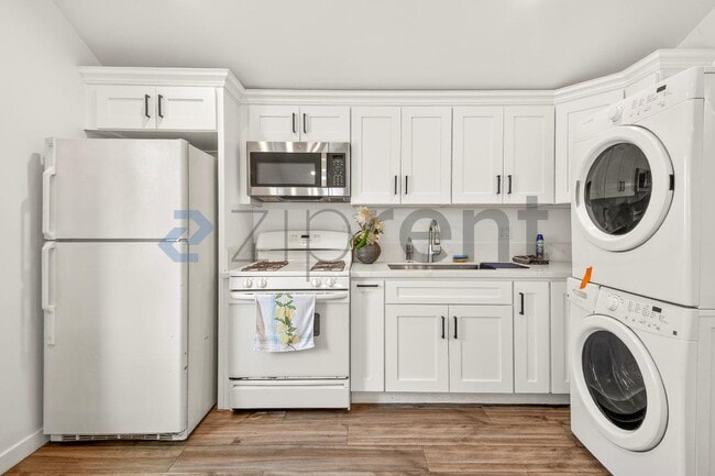 Building Photo - 2431 S Catalina St