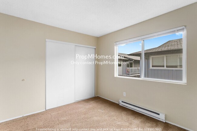 Building Photo - Spacious Apartment In St. Johns Neighborhood!