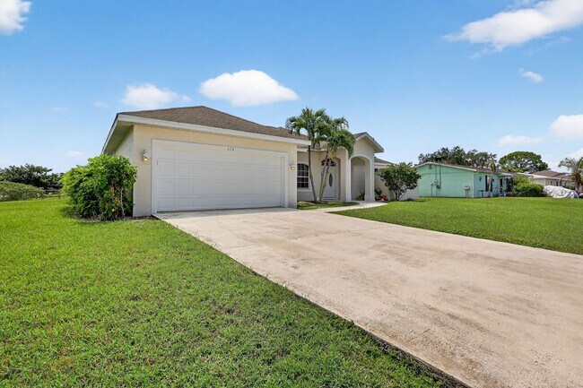 Building Photo - Large and Clean home on a corner lot. 3 Be...