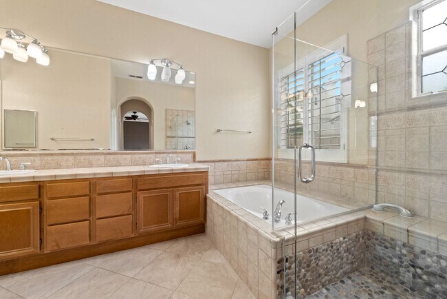 Building Photo - Beautiful & Spacious Single Level Eastlake...