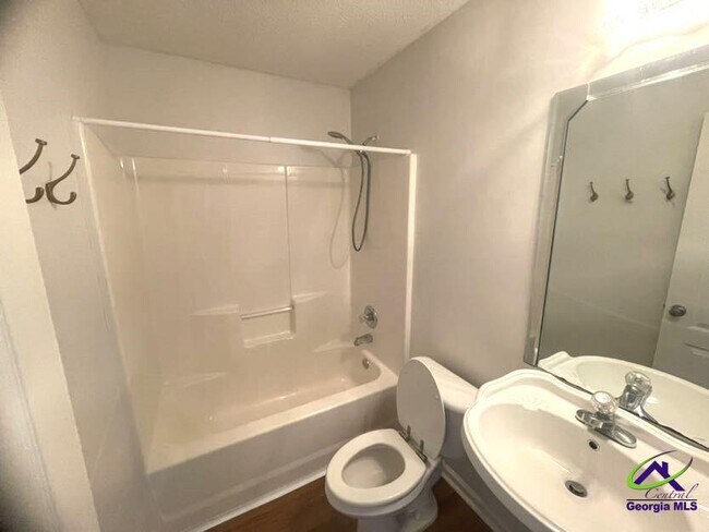 Building Photo - 208 Apple Ct