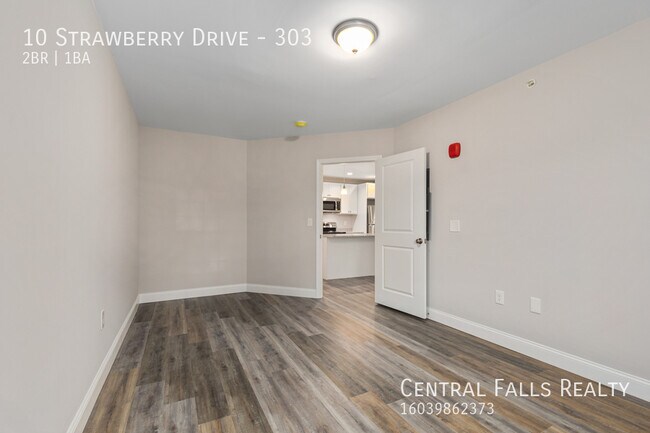 Building Photo - 10 Strawberry Dr