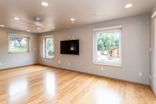Building Photo - Charming 3-Bed, 2-Bath Home in Manitou Spr...