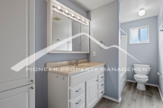 Building Photo - Prime Location - 2 bd, 2 bath, washer/drye...