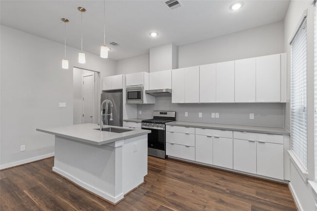 Building Photo - 608 Thornton Oaks Ln