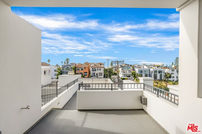 Building Photo - 5201 Vía Donte