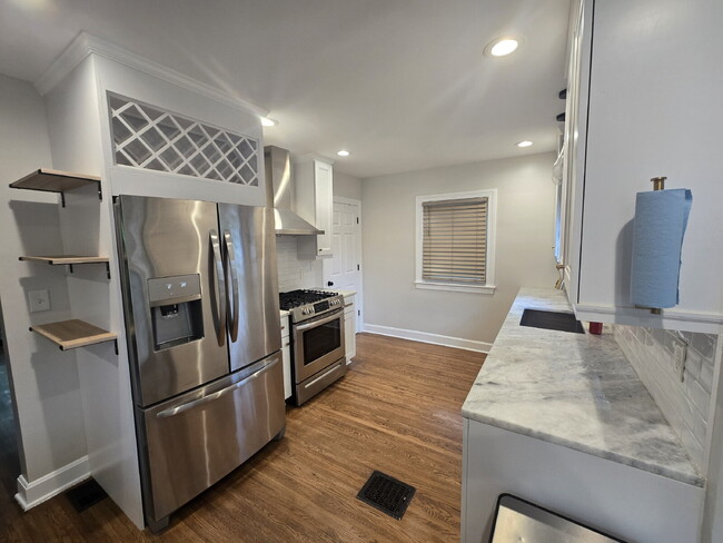 Building Photo - "3-Bed Home on Briarwood Rd: Spacious 1895...