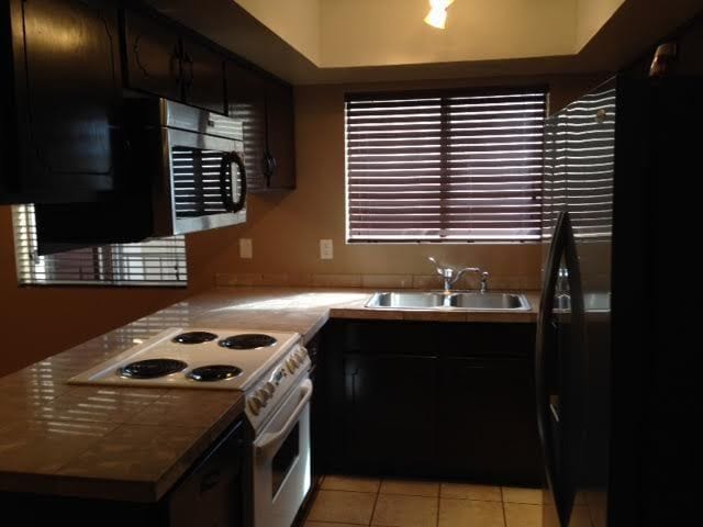 Building Photo - 3 Bedroom Condo in Sunset Mesa