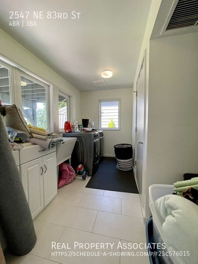 Building Photo - 2547 NE 83rd St