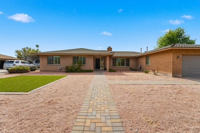 Building Photo - Welcome to this beautiful 5-bedroom, 3-bathroom home in Tempe Arizona!