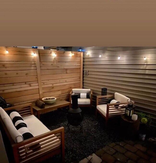 Building Photo - Greenwood Townhome 2Beds 1.5 Bath- $3,100