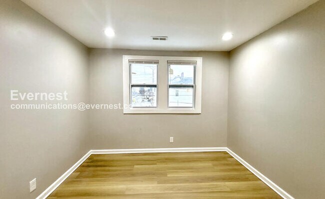 Building Photo - 3 Bed/1.5 Bath Home with Fenced Yard / Pet-Friendly / Available Now!