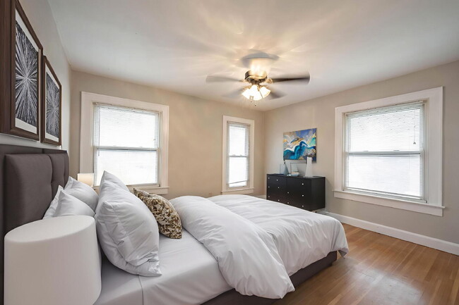 Building Photo - "Charming 3 Bedroom with Hardwood Floors i...